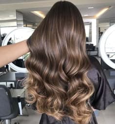 Achieve effortless waves and luxurious volume with Bella Hararo’s Indian Remy Flat-Tip Wavy Hair Extensions